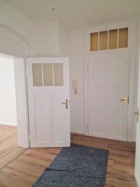 Foto - Stilvolle und frisch renovierte 3-Zimmer-Wohnung m. Balkon, neuem Laminat 'Dielenoptik' und Essküche