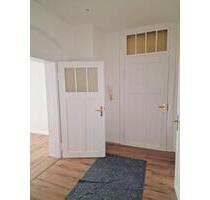 Stilvolle und frisch renovierte 3-Zimmer-Wohnung m. Balkon, neuem Laminat 