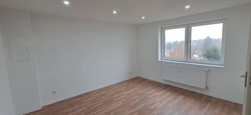 Foto - Zur Vermietung steht eine komplett kernsanierte Zweizimmerwohnung, die durch ihre moderne und hochwertige Ausstattung überzeugt. Die Wände sind mit exklusiven Wandverkleidungen gestaltet und der...