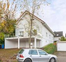 Niedernhausen, Am Schäfersberg. 3,5 Zi-Wohnung im 3-Familienhaus mit Garagen, Balkon & Garten