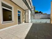 Foto - 3-Zimmer-Wohnung mit großer Terrasse, EBK & hohen Decken in WHV