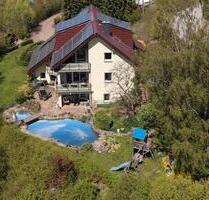 350 m² Wohnkomfort mit Wärmepumpe, 30 kWp PV und separater Praxis - Suhl Schmiedefeld am Rennsteig