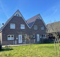 Schöne Doppelhaushälfte( rechts ) in Edewecht, mit Carport