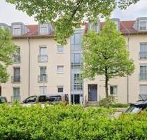 Sanierte 2 Zimmerwohnung mit Balkon, TG-Stellplatz und Fahrstuhl. Frei ab sofort. - Dresden Blasewitz