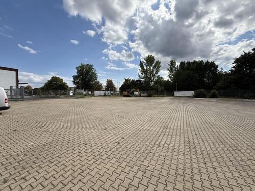 Foto - In verkehrsgünstiger Lage in Lohfelden steht eine vielseitig nutzbare Außenfläche mit ca. 900 m² zur Vermietung. Die Fläche eignet sich ideal für unterschiedliche gewerbliche Zwecke wie...