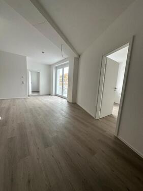 Foto - Erstbezug: 3 Zimmer mit Balkon, Einbauküche & Stellplatz