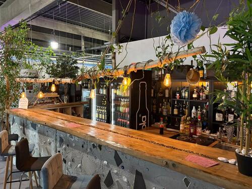 Foto - Partyfeeling pur: 6 m Bar, riesige Eventfläche – Open End Lautstärke egal