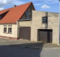 Einfamilienhaus mit viel Potential + Nebengelass und Werkhalle - Nienburg (Saale)
