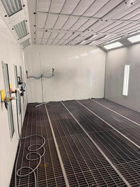 Foto - Halle Lackiererei zu vermieten mit Büro WC