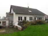 Foto - Freistehendes 2-Fam. Haus mit 3 Garagen, Stellplätzen und Garten