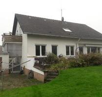Freistehendes 2-Fam. Haus mit 3 Garagen, Stellplätzen und Garten - Wiernsheim