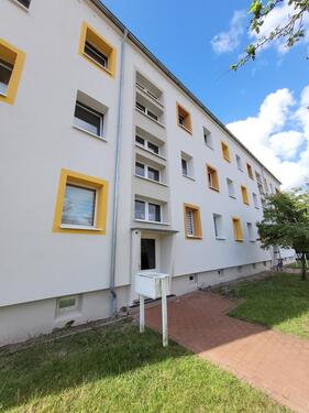 Foto - 2- Zi. Whg. mit Tageslichtbad, Wohnküche & Laminat
