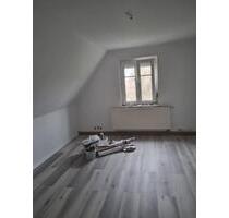 Dachgeschosswohnung in ruhiger Wohnlage, Warmmiete 430€ - Saalfeld (Saale)