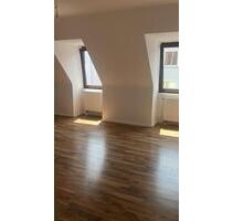 Frisch renovierte und ruhige Helle 2-Zimmer-Dachgeschosswohnung mit Balkon - Bremerhaven