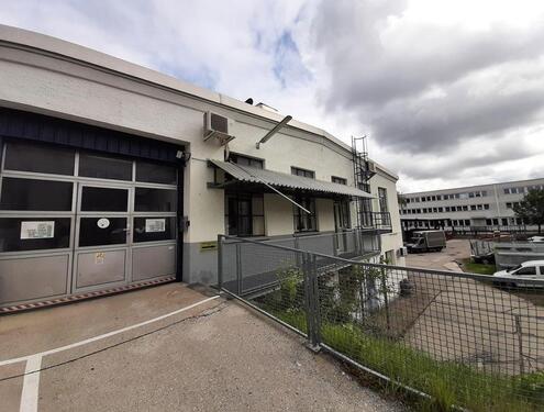 Foto - Vielseitig nutzbare Fläche mit Büros, Lager und Rolltor – Ideal für Ihr Business