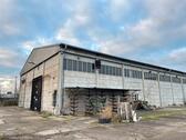 Foto - Großes Lagerhaus und umliegende Fläche