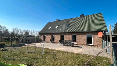Foto - Freistehendes Einfamilienhaus mit großem Grundstück.