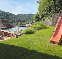 MODERNES (A+) EINFAMILIENHAUS IM GRÜNEN mit Schwimmteich - Horb am Neckar