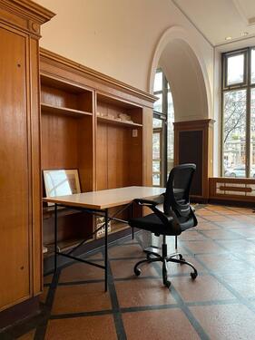 Foto - Arbeitsplatz in einem denkmalgeschützten Büro - Coworking desk
