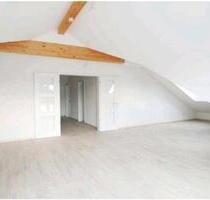 helle 3 Zimmer DG-Wohnung mit Balkon - Feldkirchen