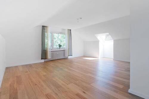 Foto - Hell & frisch saniert – 1-Zi.-Dachgeschosswohnung für Singles, S