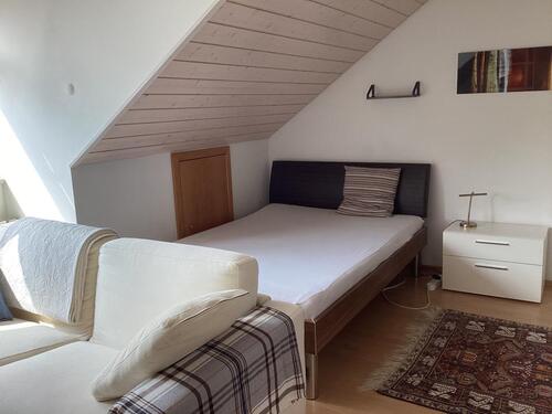 Foto - Dachgeschosszimmer zur Untervermietung, eigenes Bad, nur Frauen,