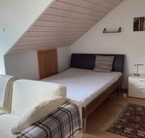 Dachgeschosszimmer zur Untervermietung, eigenes Bad, nur Frauen, - Kirchheim bei München