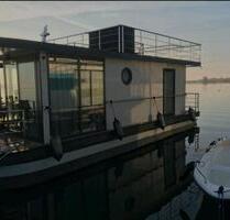 Festliegendes Hausboot mit großer Dachterrasse und Ruderboot - Röbel/Müritz