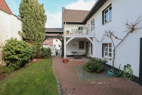 Foto - Fünf-Zimmer Maisonette-Wohnung in historischer Hofanlage