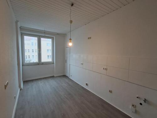 Foto - Anfragen NUR per E-Mail. Mini 4-Zimmer Wohnung im 3-OG in der Nähe Innenstadt.