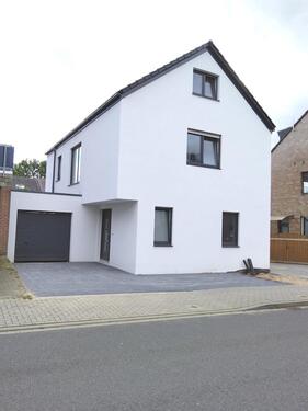 Foto - Modernes Einfamilienhaus mit Garten , Terrasse und großer Garage