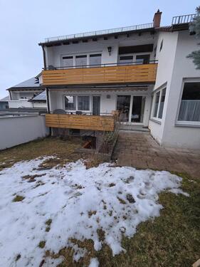 Foto - 4,5 Zimmerwohnung im EG mit Terrasse, schönem und großen Garten. Mit PKW Außenstellplatz, EBK, Keller.