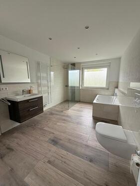 Foto - Idyllisches Einfamilienhaus mit großem Garten & 3 Garagen