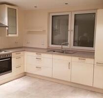 Schöne 2,5 Zimmer Dachgeschosswohnung mit Balkon & Gartenanteil - Butzbach