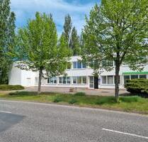 Büro Halle Lagerflächen Stellplätze für Wohnwagen Boote Pkw - Neubrandenburg