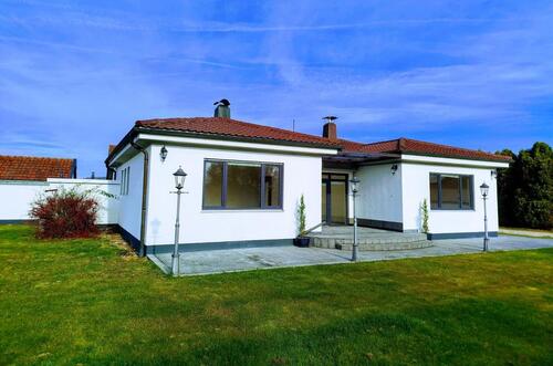 Foto - Freistehender Bungalow mit Nebengebäude auf ca. 2.000 qm Grund