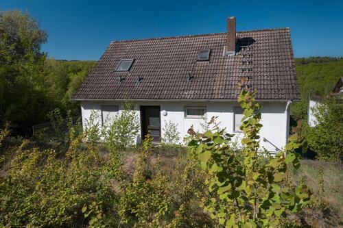 Foto - Freistehendes Einfamilienhaus mit großem Grundstück am Waldrand