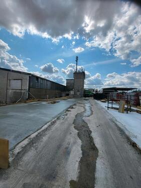 Foto - Betonierte Freifläche Stellplatz Parkplatz Abstellplatz