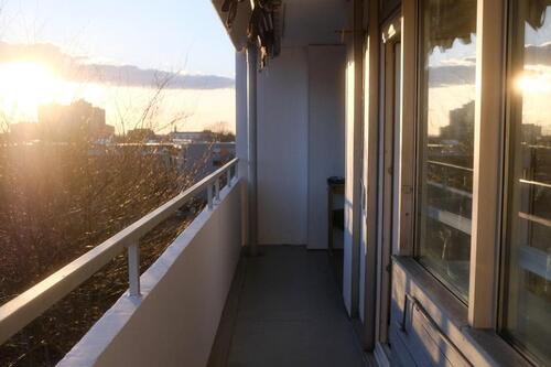 Foto - Frisch renovierte 2-Zimmer-Wohnung mit Panoramablick & Südbalkon