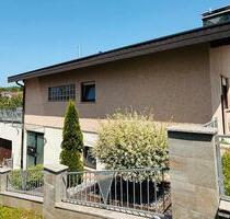 WOHNEN MIT AUSSICHT - GROßZÜGIGES EIN-ZWEIFAMILIENHAUS - Lauda-Königshofen