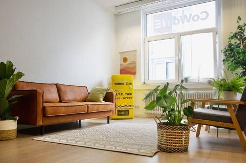 Foto - Helles Fixdesk im Zentrum Neuss – flexibel, gemeinschaftlich arbeiten.