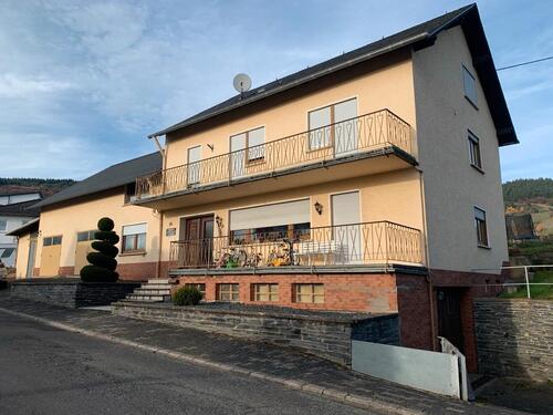 Foto - Großes Einfamilienhaus mit Wirtschaftsgebäude