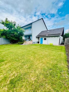 Foto - Haus mit schönem Garten und Doppelgarage