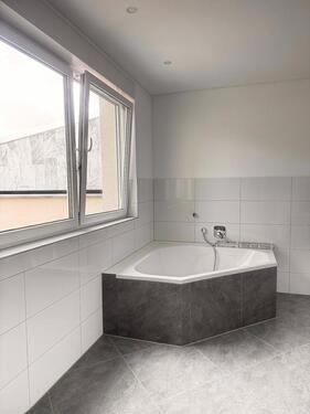 Foto - Großzügige Erdgeschosswohnung plus Terrasse, kernsaniert!