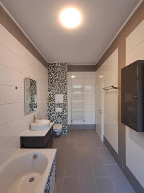 Foto - Anfragen NUR per E-Mail. Top 1,5 Zimmer Terrassenwohnung mit Mega Badezimmer und GarderobenraumAK in der Nahe Magistrat Gelände Bremerhaven.