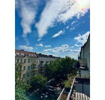 Lichtdurchflutete Altbauperle mit großem Balkon - Berlin Mitte