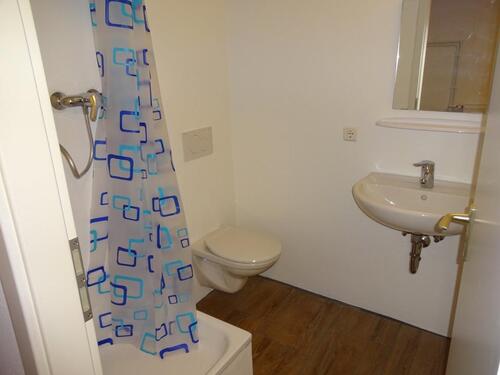 Foto - Möbliertes Zimmer mit BadWC, Schlafzimmer und Kochgelegenheit