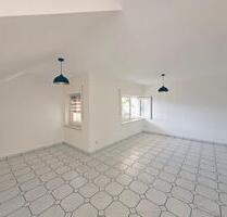 GEMÜTLICH!!! Herrliche 3- Zimmer-Dachgeschosswohnung mit Einbauküche und Fußbodenheizung - Neuenstein