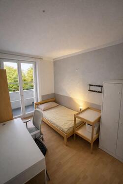 Foto - Kleines, möbliertes WG-Zimmer mit Balkon in Weißensee