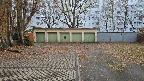Foto - Gepflegte Garage auf abgeschlossenem beleuchtetem Grundstück